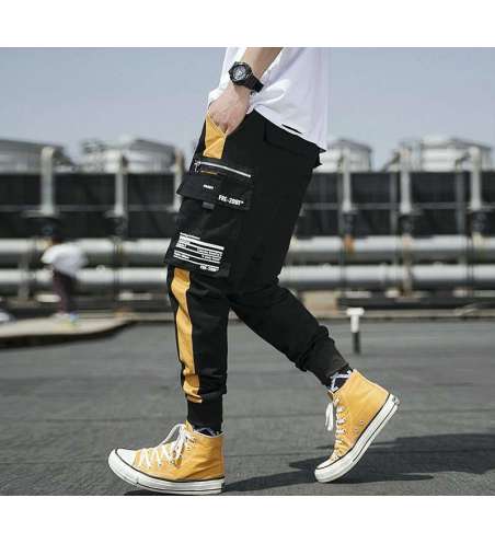 Calça Jogger Streetwear Masculina com Listra e Linhas nas Laterais