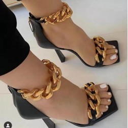 Sandálias alto salto fino com correntes de metal dourada SantoGato
