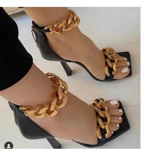 Sandálias alto salto fino com correntes de metal dourada