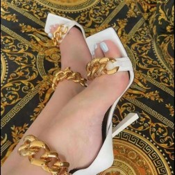 Sandálias alto salto fino com correntes de metal dourada SantoGato